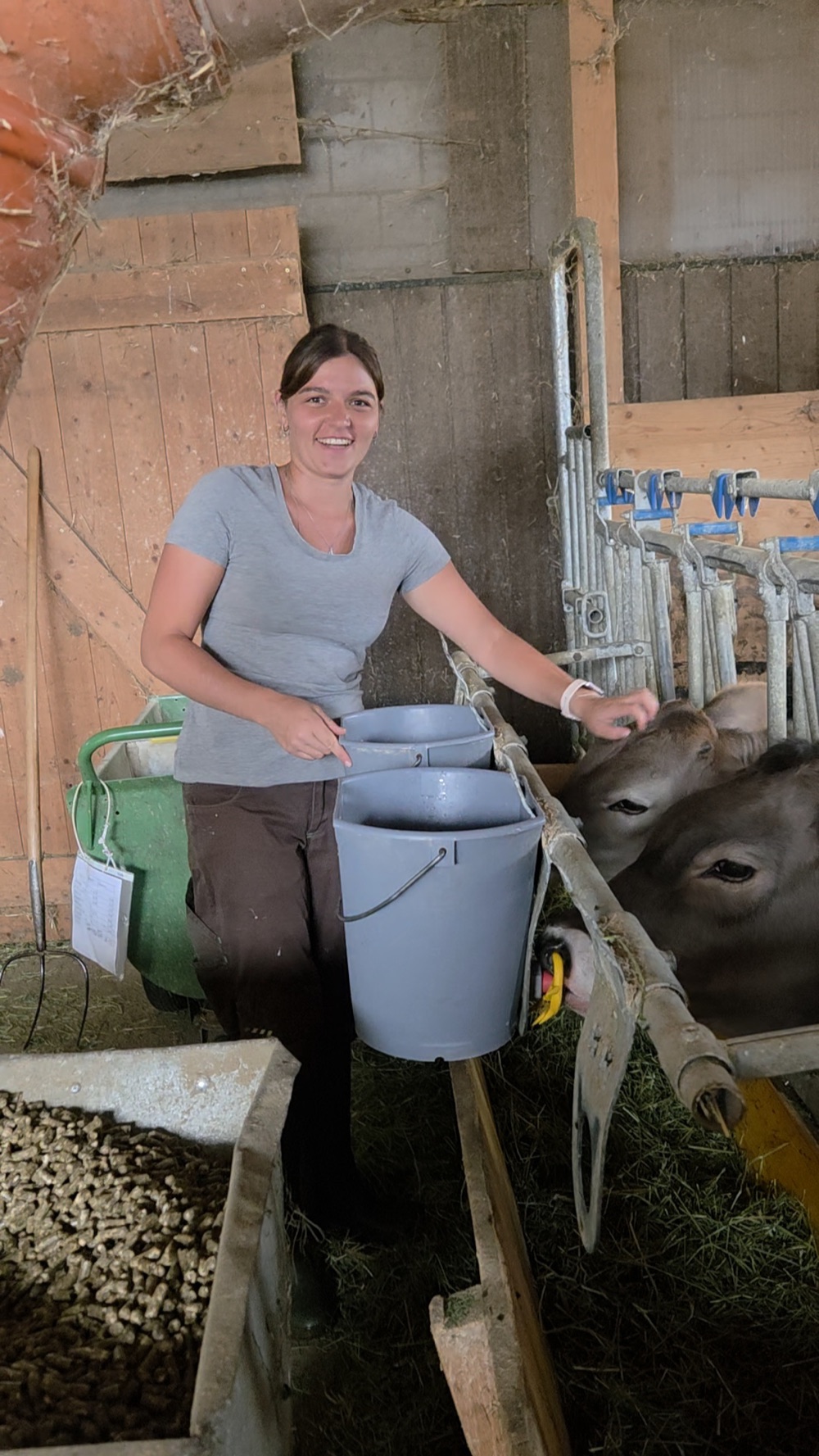 Nicole Dittli im Stall bei den Kühen — Dorfkind und Coach bei Vorwärtsleben